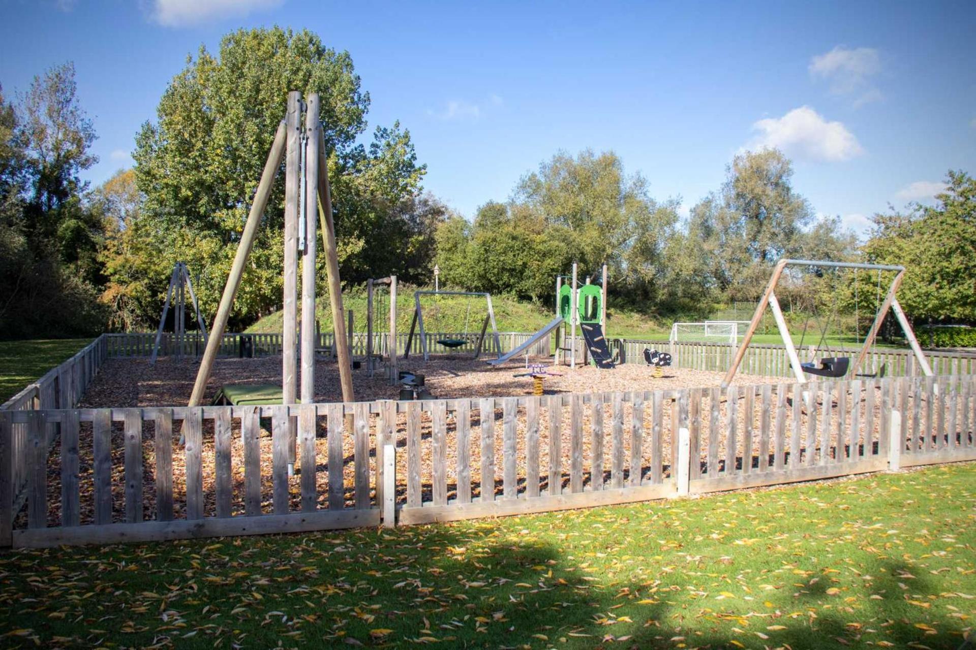 Luxury Kingfisher Lodge, Isis Lake, Within The Cotswold Waterpark Cirencester Exteriör bild