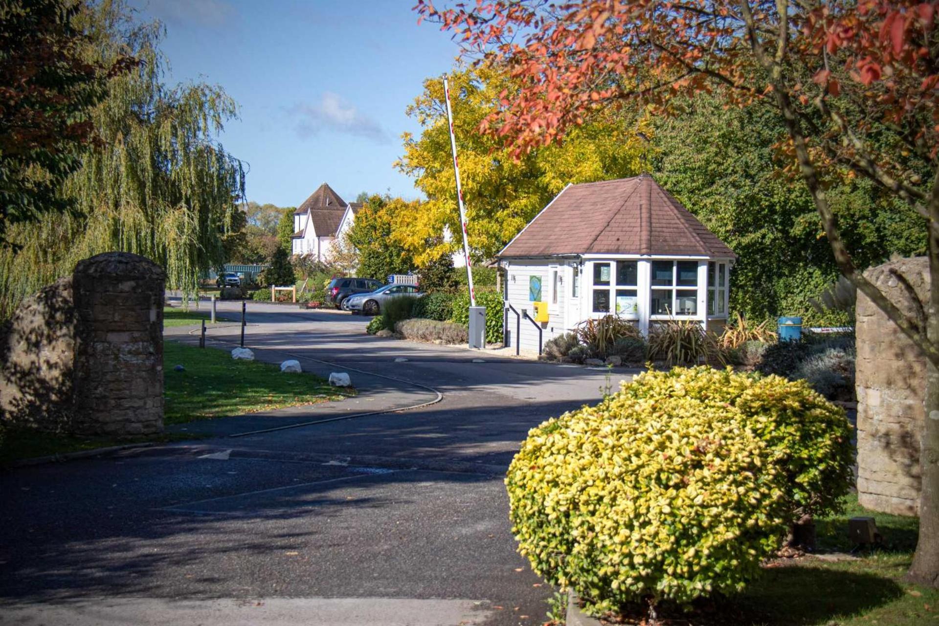 Luxury Kingfisher Lodge, Isis Lake, Within The Cotswold Waterpark Cirencester Exteriör bild